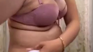 Ngintip Tante Tetangga Kontrakan Mandi